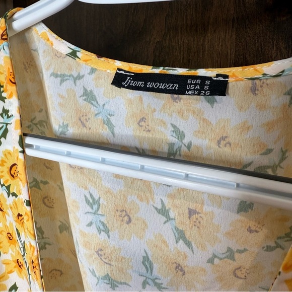 Yellow Sunflower Print white Crop Top deep v neck Size S smocked waist summer - Picture 3 of 8